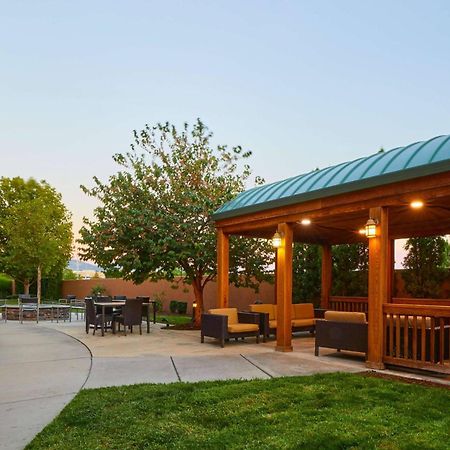 Courtyard Medford Airport Hotel Exterior photo